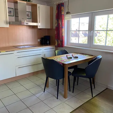 Gaestehaus-sylvie-wohnung-1-naehe-hafen-und-ostpromenade *